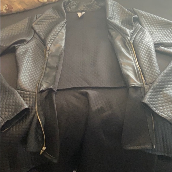 Women’s outfit - Picture 3 of 6